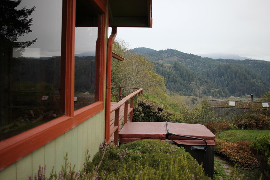 The Historic Requa Inn Кламат Екстериор снимка