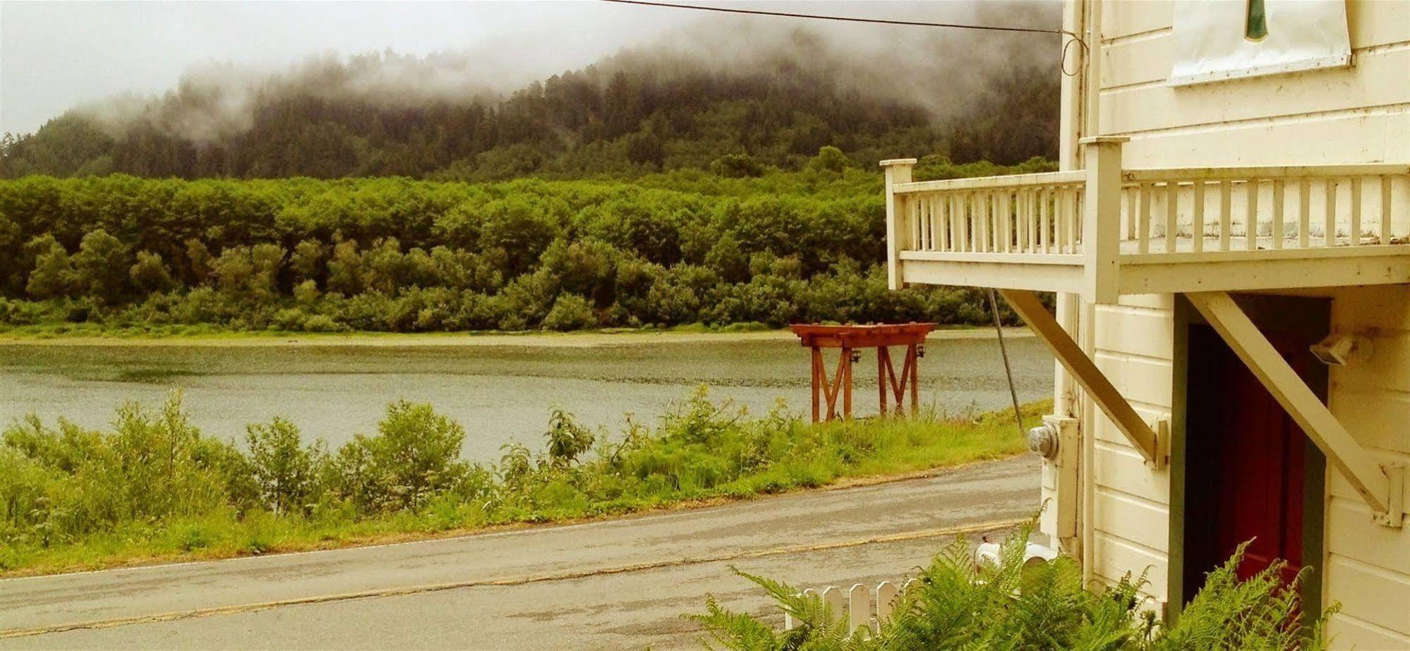The Historic Requa Inn Кламат Екстериор снимка